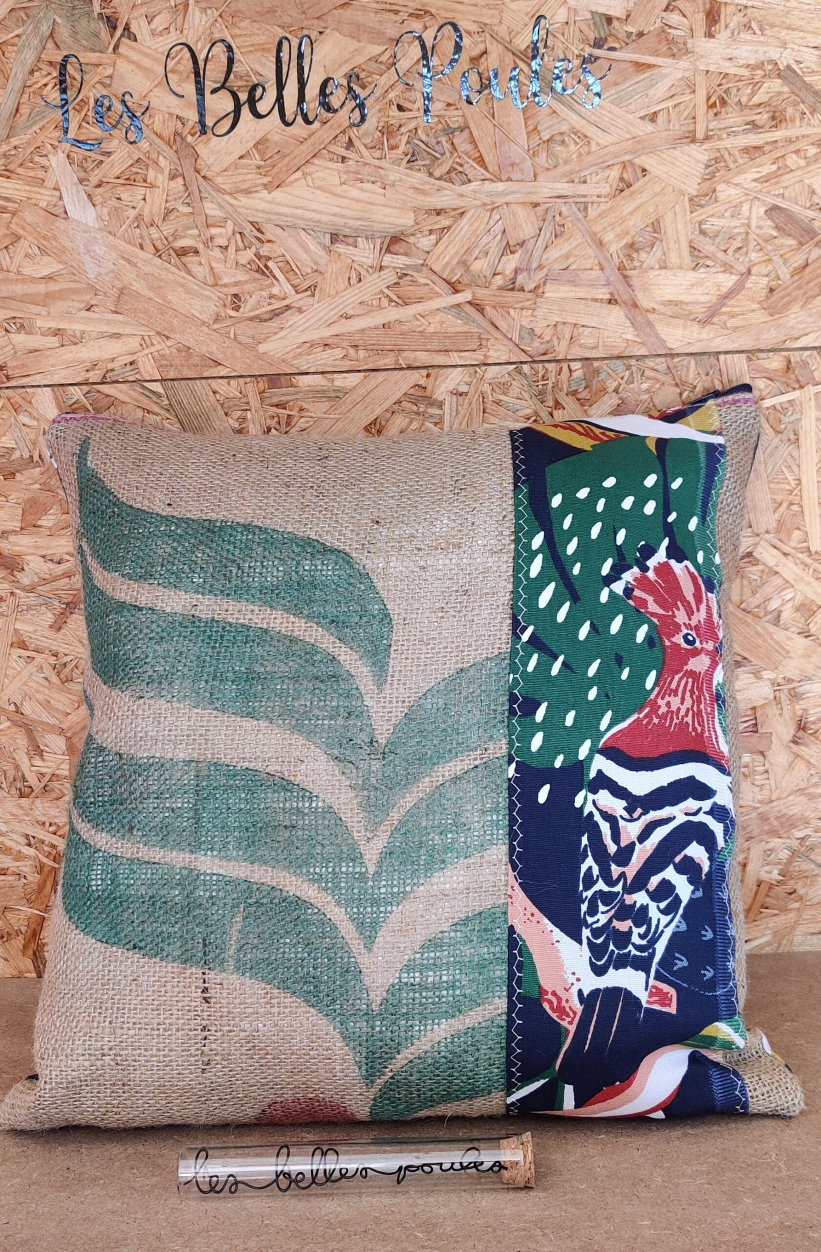 coussin fait main en toile de jute de café recyclée les belles poules